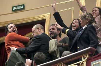 Actor Willy Toledo (c) during a protest in Congress.