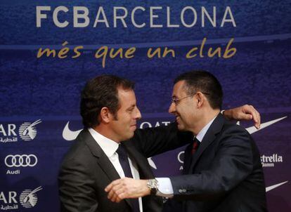 Bartomeu (r) embraces Rosell on the day the latter stepped down as Barça chief.