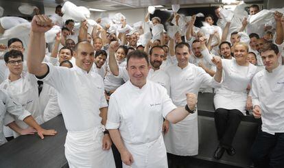 Chef Martín Berasategui (center) celebrates his 40th anniversary as a chef with his team in 2015.
