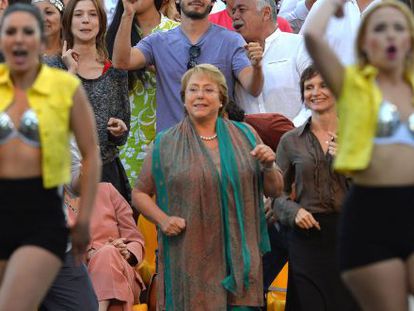 Michelle Bachelet (c) during the closing of her campaign.