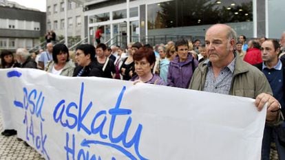 Supporters of ETA prisoner Iosu Uribetxebarria protest outside the Hospital Donostia on Wednesday.