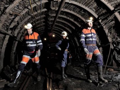 A group of visitors guided by a professional miner in Pozo Sotón, Asturias.