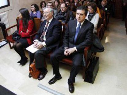 Former Balearic Islands premier Jaume Matas (right) sits in a Palma de Mallorca courtroom on the opening day of his trial.