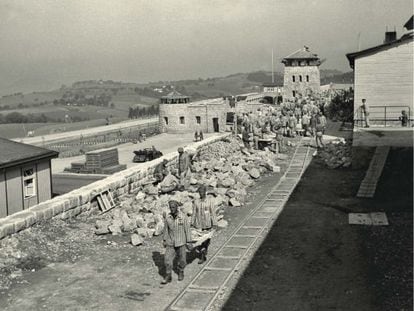The construction of a wall at Mauthausen at the start of 1941. In the foreground, two Spanish inmates.