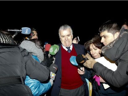 Luis Bárcenas is confronted by reporters outside Soto del Real prison Thursday night.