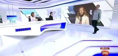 Carlos Díez Fernández walks onto the set of TVE's evening news