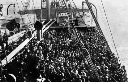 A ship headed for Ellis Island in 1906.