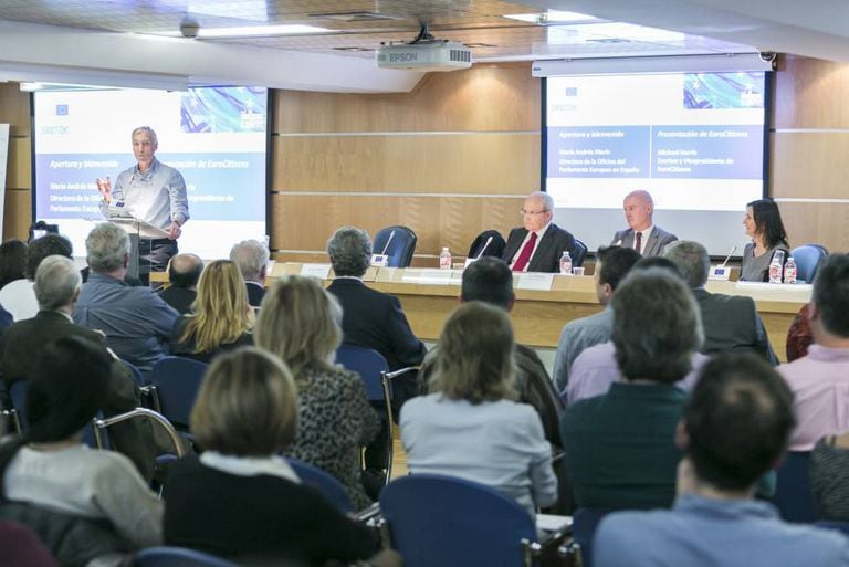 Michael Harris (l) addresses the round table