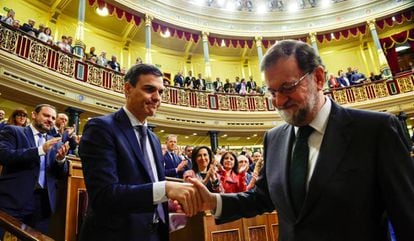 Pedro Sánchez (l) greets Mariano Rajoy as the latter leaves Congress after the no-confidence vote.