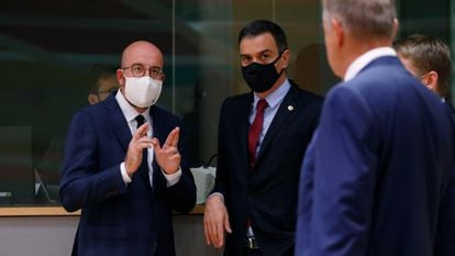 European Council President Charles Michel (l) talks with Spanish Prime Minister Pedro Sánchez during the fourth day of the summit.