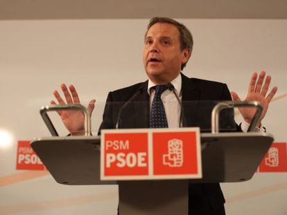Antonio Miguel Carmona during a press conference at Madrid Socialist Party headquarters.
