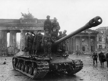 Soviet soldiers on top of a tank in front of the Brandenburg Gate in Berlin, at the end of World War II.