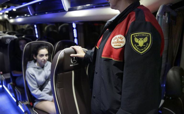 The minibus taking youngsters home from the fiestas in Santurtzi (Bizkaia).