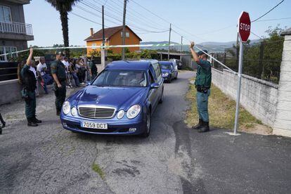 A hearse leaves with one of the bodies in Valga, Pontevedra.