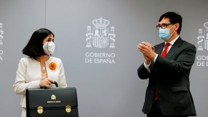 Spain's new Health Minister Carolina Darias is applauded by outgoing minister Salvador Illa on Tuesday.