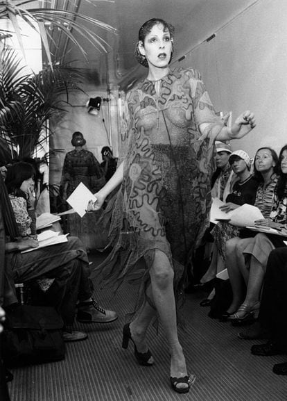 The pop provocation of the 1960s gave way to more sophisticated designs that played on the idea of the “perverse” bourgeoisie, a figure who was modest in public, but brazen in private. This design by British designer Zandra Rhodes is an example of this playful double standard that Tom Ford would take up decades later in his early days at Gucci.