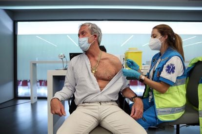 Un hombre es vacunado con AstraZeneca en Madrid el 17 de mayo.