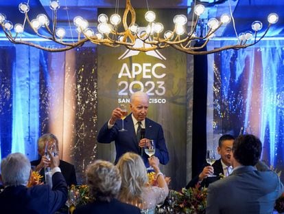 U.S. President Joe Biden raises a toast during a dinner for heads of delegation at the APEC summit in San Francisco, California, U.S., November 16, 2023.