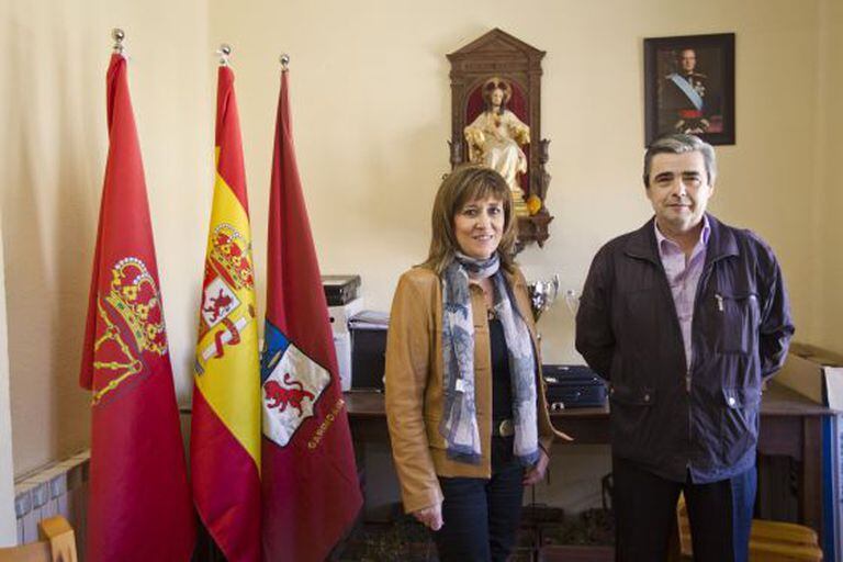 Nieves Ciprés, the president of Derecha Navarra y Española, with the mayor of Garínoain, Javier Echarri.