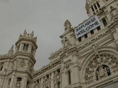 “Refugees welcome,” reads sign on Madrid City Hall