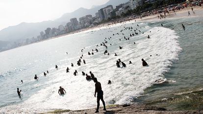 Bathers cool off after another hot day on Ipanema beach, in Rio (Brazil), on Wednesday.