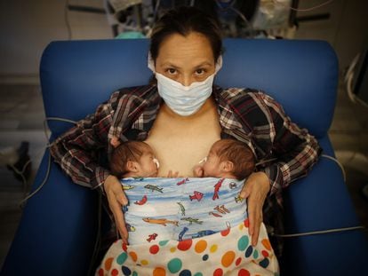 Mili América Antelo, with twins Ayla and Ayma, who were born by cesarean section while she was in intensive care for Covid-19.
