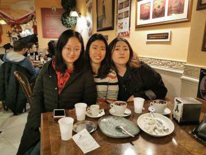 Friends of the deceased, Yeni and Satomi, and Jihyun (right), the victim of falling masonry in Madrid at a café in Valladolid.