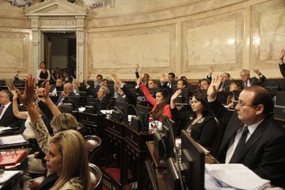 Argentinean senators raise their hands to approve the new law on the use of cannabis oil.