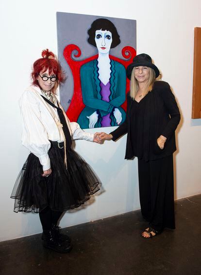 Actress and singer Barbra Streisand (r) at an exposition of painter Maxine Smith in 2019.