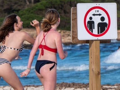 A sign reminding beachgoers in Sa Coma, Mallorca about the need to keep a distance of two meters between people.