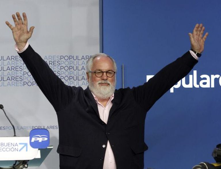PP candidate Miguel Arias Cañete waves to supporters on Sunday night.