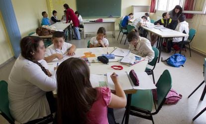Children in Seville take part in a class organized by the Fundación del Secretariado Gitano.