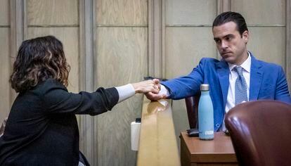 Actor Pablo Lyle greets his sister Sylvia at a court in Miami (Florida) on Tuesday.