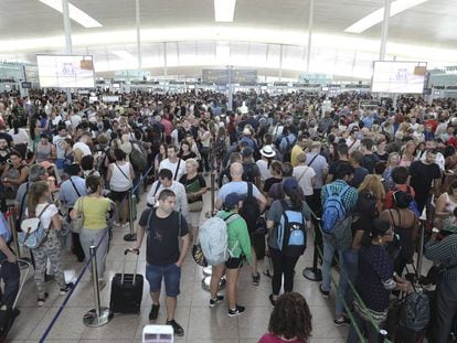Lines at the security checkpoint in El Prat on Monday.