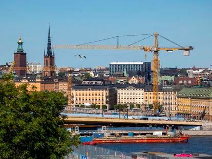 Sweden has gone from building 75,000 homes to just 25,000. In the photo, a crane in the center of Stockholm.