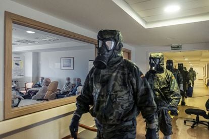 Members of the military arrive at a residence in Alcalá de Henares, Madrid, to carry out disinfections.