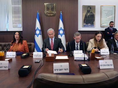 Israeli Prime Minister Benjamin Netanyahu (C) attends a weekly cabinet meeting in the prime minister's office in Jerusalem, 19 March 2023.