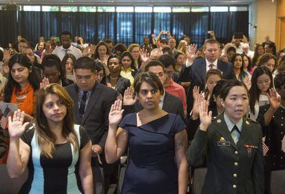A swearing-in ceremony for new US citizens.