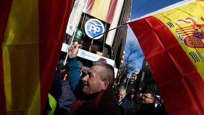 A taxi driver waves a Spanish flag outside the Popular Party (PP) headquarters in Madrid.