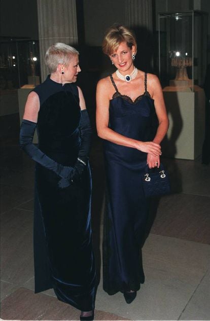 Diana's commitment to fashion was further evidenced in 1996, when she attended the Met gala, the charity event held at the Metropolitan Museum of New York that has become one of the main events of the fashion industry. It was in December, just a few months after her divorce from Prince Charles. That year, the event paid tribute to the legacy of Christian Dior, and Diana opted for one of the first designs created by John Galliano for the prestigious French designer's firm: a blue lingerie dress with black lace applications. She combined it with a Lady Dior bag, one of the most iconic models of the house, and her famous pearl necklace presided over by a huge sapphire.