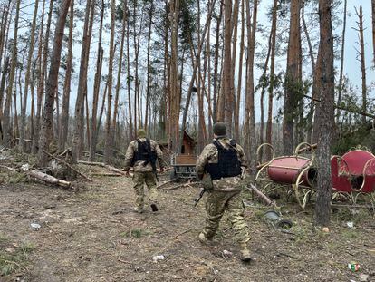 Ukrainian soldiers in the Yampil forests in the Sacred Mountains National Park.