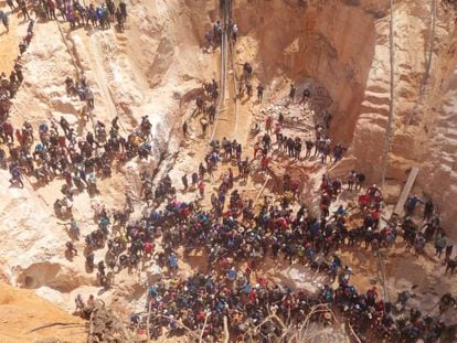 Volunteers gathered to rescue workers at the collapsed mine Bulla Loca, in La Paragua, Bolívar (Venezuela), February, 21 2024.