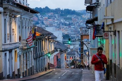 A man walks alone down a street in the historic center of Quito, this Tuesday.