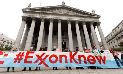 Activists protest during the trial against Exxon in the New York courthouse in 2019. "Exxon knew it," says the poster, referring to climate change.