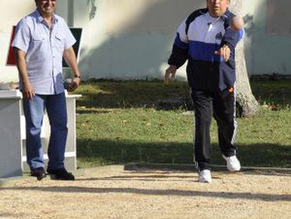 Ch&aacute;vez plays bolas criollas with his brother Ad&aacute;n in Cuba.