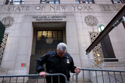 A New York State Courts officer sets barricade outside offices of the District Attorney on March 22, 2023.