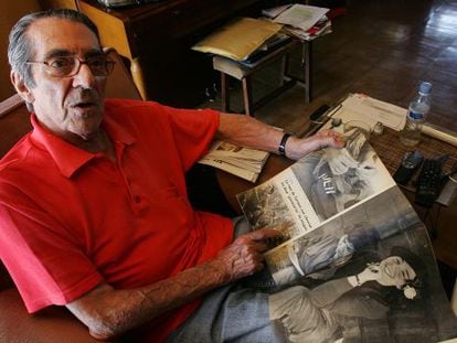 Enrique Meneses pictured in 2007 with his Paris-Match reports on the Cuban revolution. 