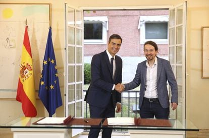 PM Pedro Sanchez shakes hands with Podemos leader Pablo Iglesias at Moncloa Palace on October 11.