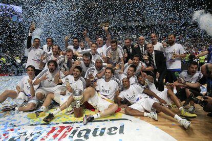 Real Madrid&#039;s players and coaching staff celebrate the club&#039;s first ACB title since 2007.
