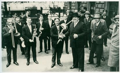 Paul Whiteman's orchestra, 1926. Wilder is on the right, with his hands on his pockets.  